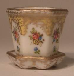 Queen Mary Flower Pot Med by Christopher Whitford