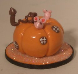 Pumkin Mouse House Fondant Cake by Linda Cummings