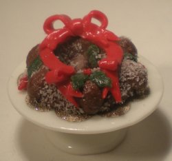 Christmas Wreath Cake by Linda Cummings