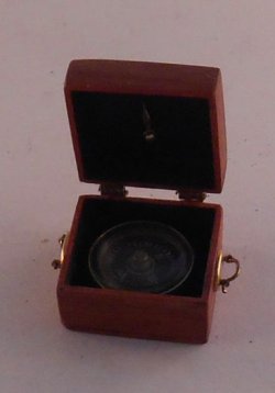 Compas in Wood Box by Nantasy Fantasy