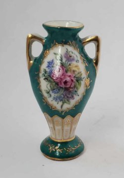 Severes Urn by Miyuki Nagashima