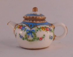 Garland Teapot by Christopher Whitford