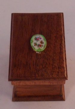 Plate Presentation Box Queen Victoria by Christopher Whitford